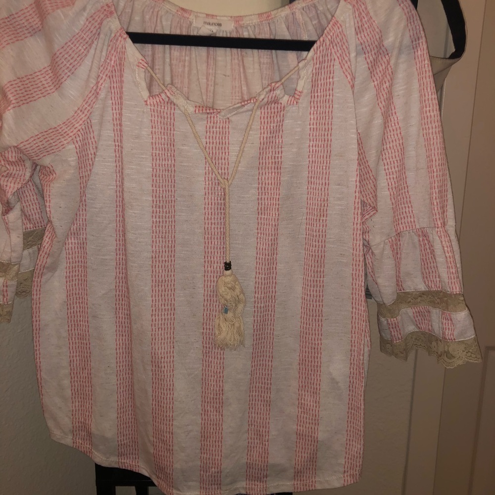 Vertical striped shirt with lace sleeve